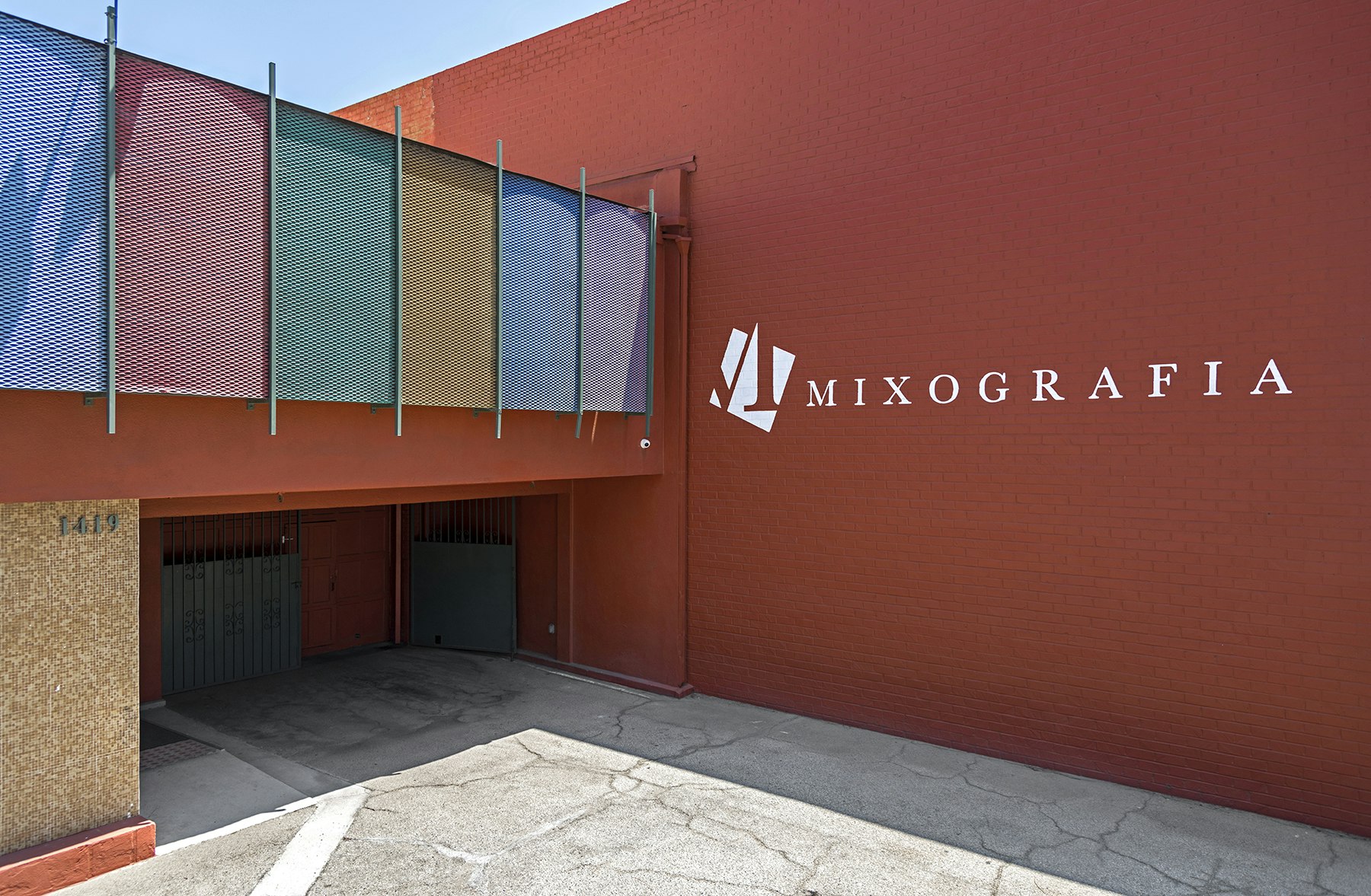 Exterior of Mixografia building. Photo Credit: Edgar Barradas. © Mixografia.