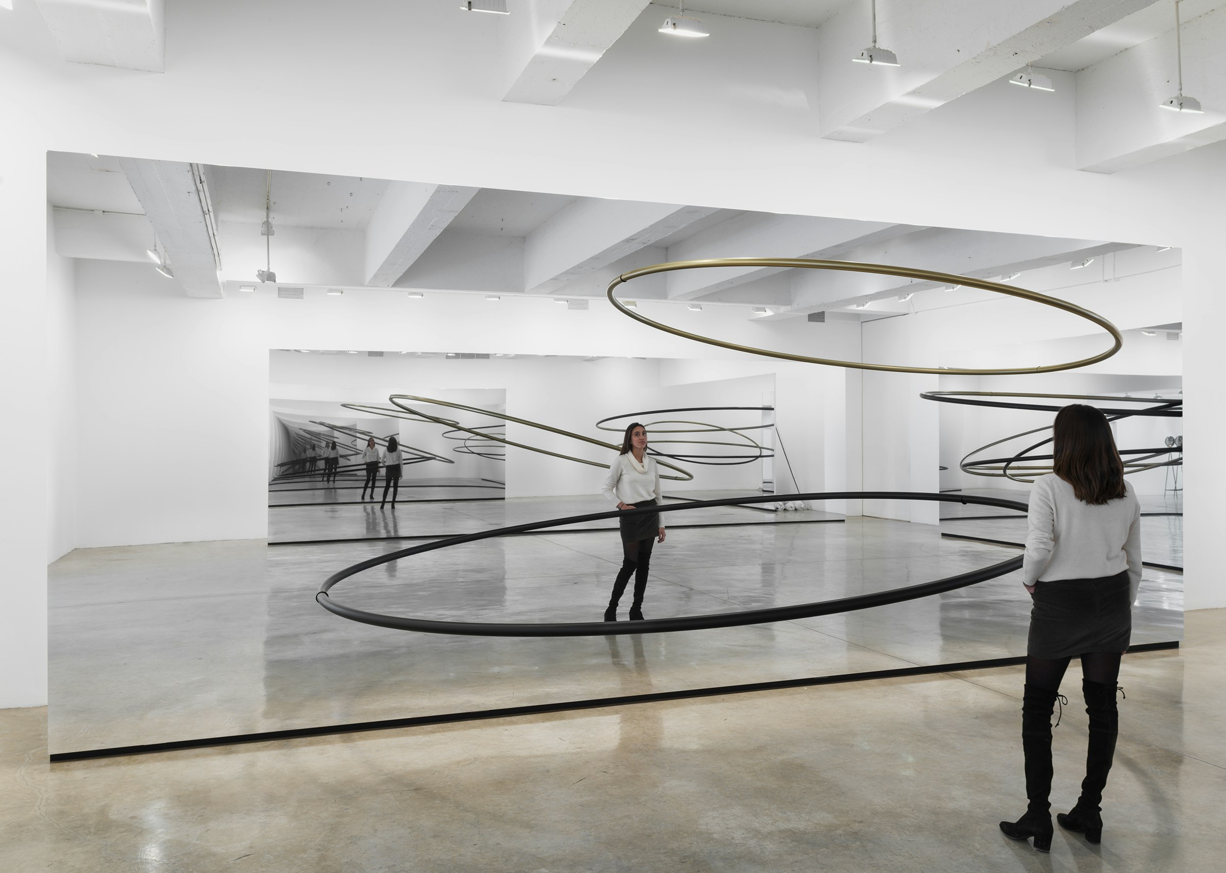 The listening dimension (orbit 2), 2017, Olafur Eliasson. Stainless steel, brass, mirror foil, steel, aluminium. Installation view: Tanya Bonakdar Gallery, New York 2017. Photo: Maris Hutchinson. Courtesy of the artist; Tanya Bonakdar Gallery, New York / Los Angeles; neugerriemschneider, Berlin. © 2017 Olafur Eliasson.